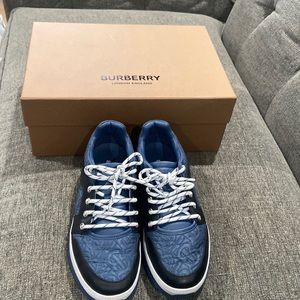 Authentic Burberry Brockton tennis size 35EUR